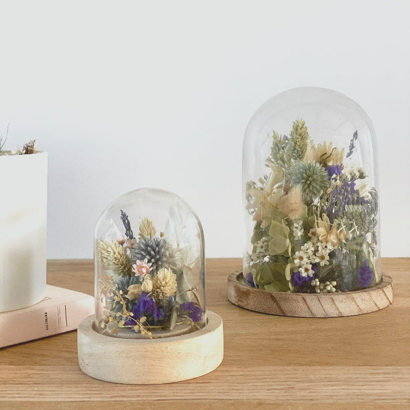 globes de fleurs séchées dans les coloris blanc, bleu et vert de la collection basile