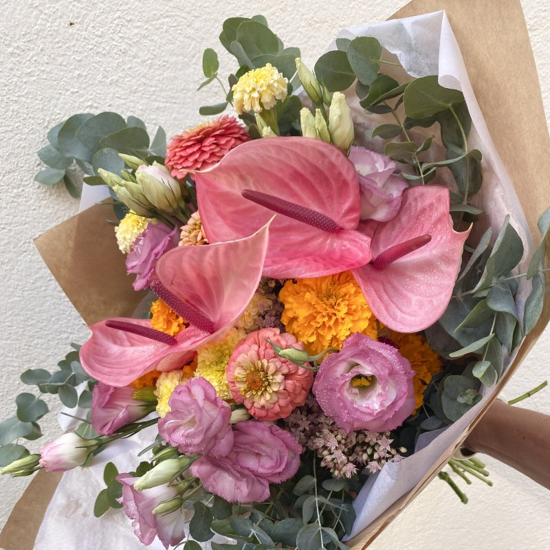 Bouquet de fleurs surprise composé avec les fleurs de saison du moment par Cabane atelier floral ecoresponsable au pays basque