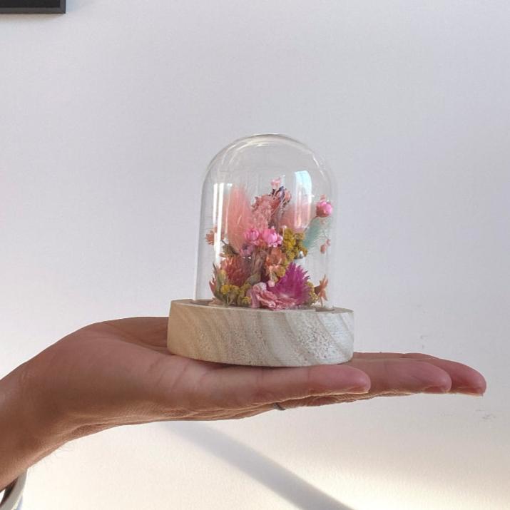 petit globe samba fleurs sechees multicolores sous verre