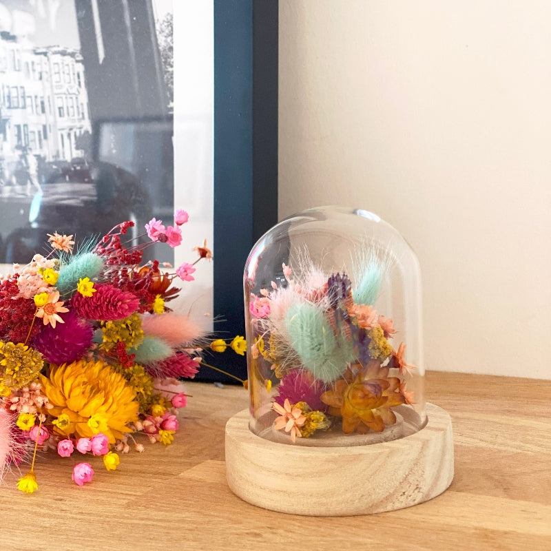 petit globe samba fleurs sechees bleu rose ocre sous verre