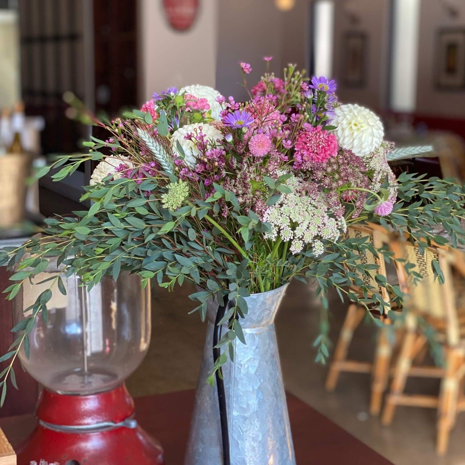 Grand bouquet de fleurs de saison pour décorer l'accueil d'un restaurant