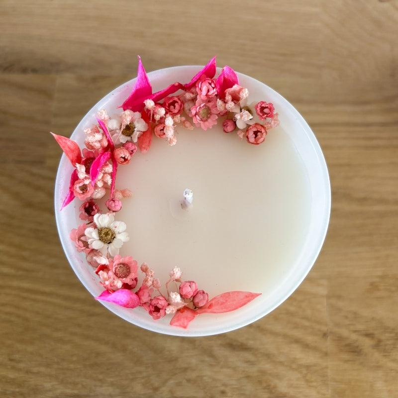 Idée cadeau originale bougie fleurie parfumée dans les tons roses fluos