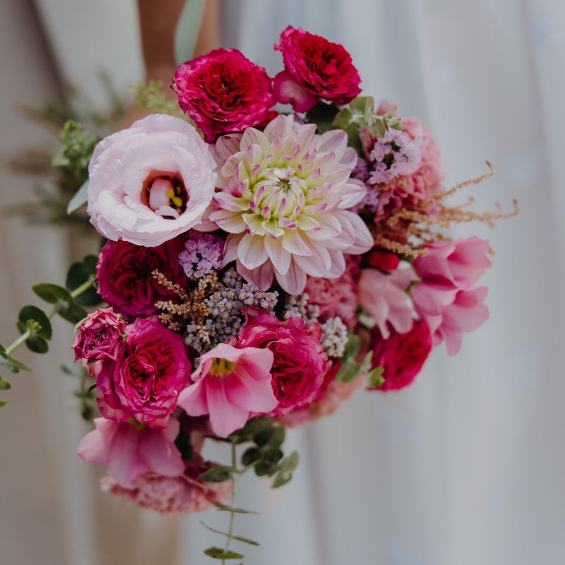 bouquet de mariee pour un mariage en ete tres colore avec dahlias roses et lisianthus