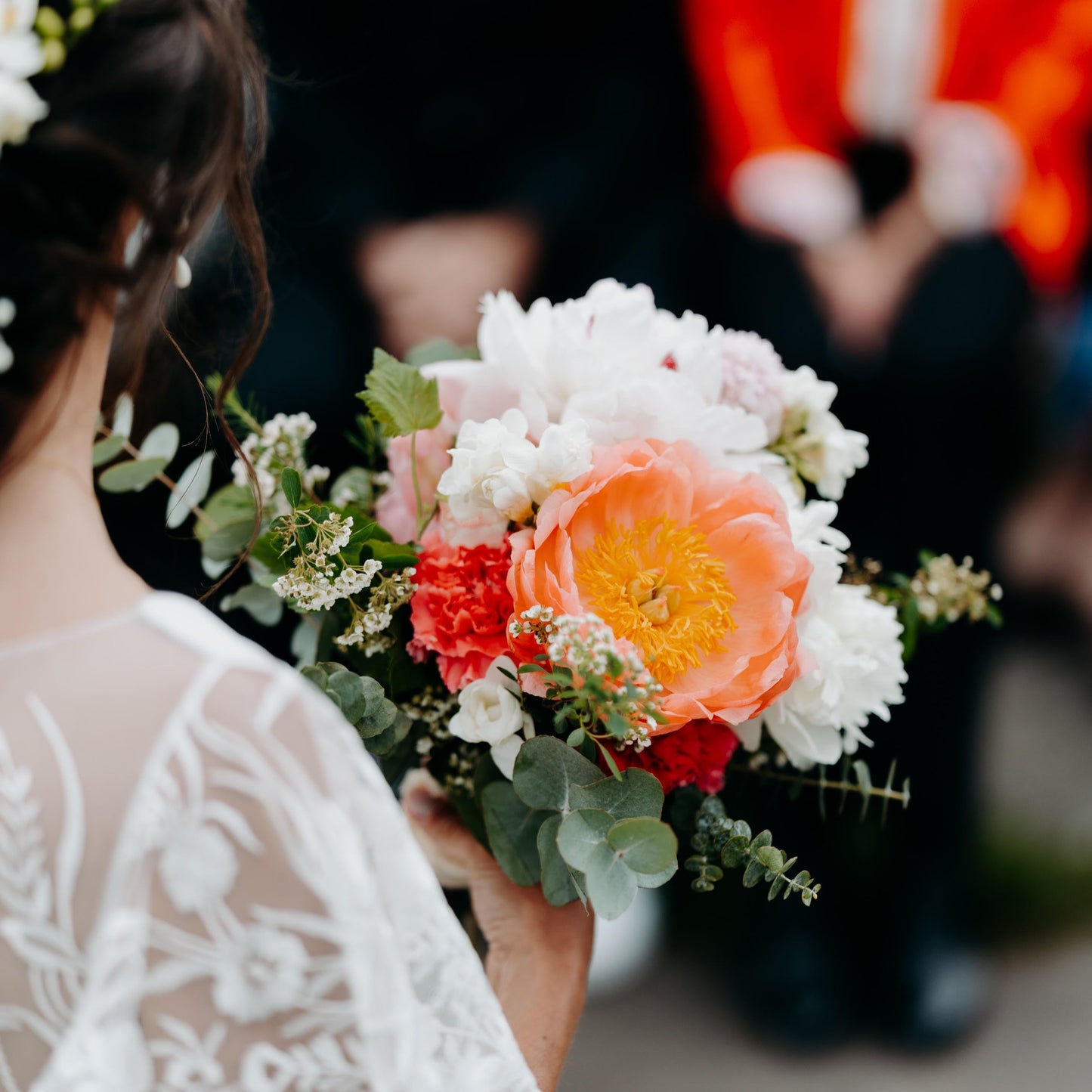 bouquet de mariee de printemps avec pivoines