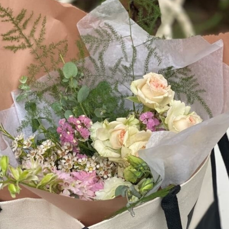 bouquet de fleurs dans un sac cadeau pour les participants d'un salon professionnel