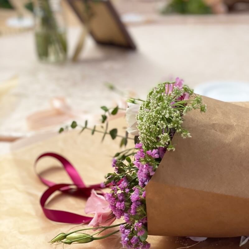 atelier créatif pour apprendre à composer un bouquet, parfait pour les teambuildings