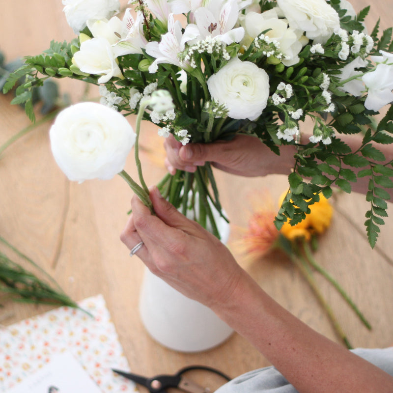 atelier floral prive pour evjf ou formation individuelle. contacter cabane studio floral pour plus de renseignements.