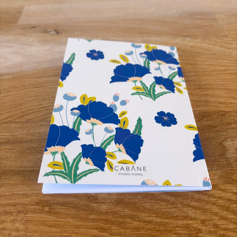 carnet lotus bleu avec motif floral oriental dans les tons bleu, or et blanc.
