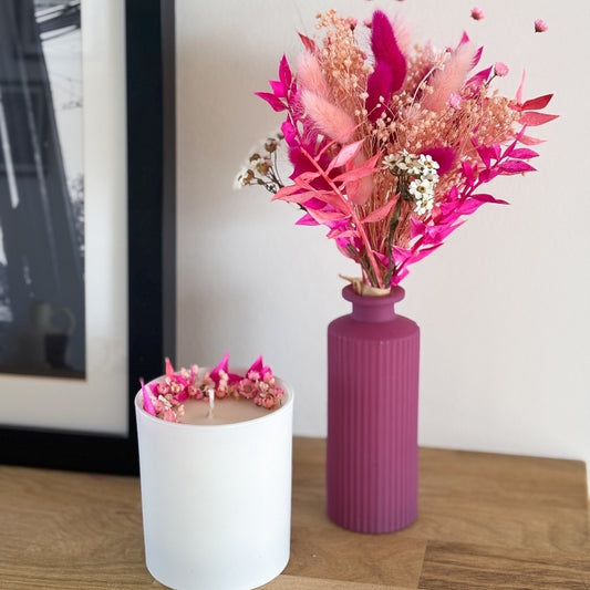 coffret neon pink, bougie fleurie parfumee, mini bouquet de fleurs sechees et vase assorti dans les coloris roses