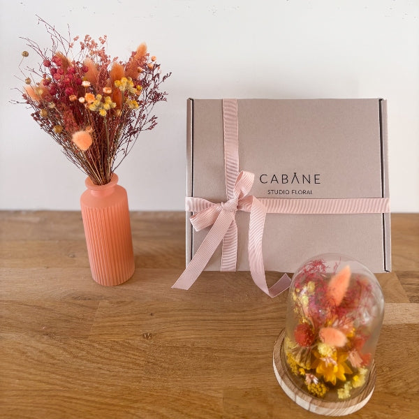 coffret cadeau soleil fauve avec globe de fleurs sechees jaune et orange et bouquet assorti