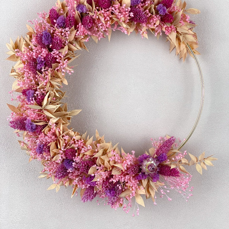 couronne de fleurs sechees capucine dans les coloris rose violet peche decoration murale