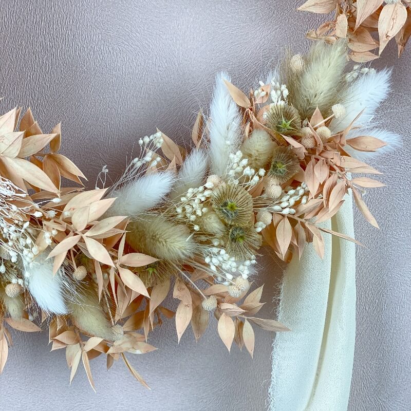 couronne-fleurs-sechees-avec-ruban-cara-couleurs-peche-blanc-creme