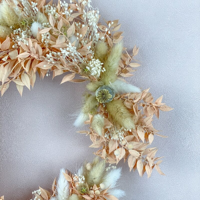 couronne-fleurs-sechees-avec-ruban-cara-couleurs-peche-blanc-creme