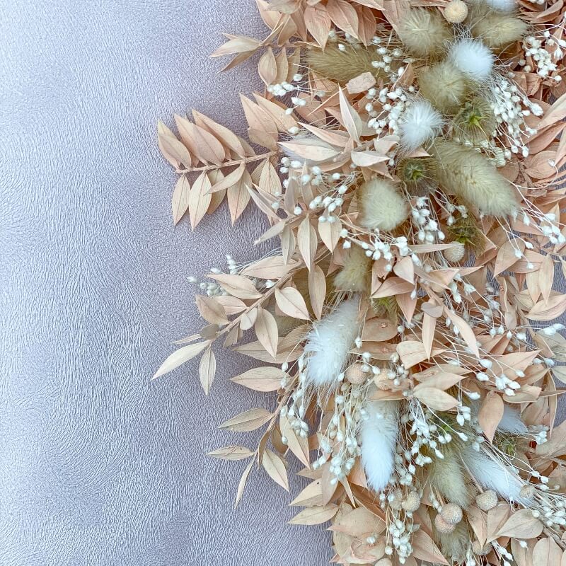 couronne-fleurs-sechees-avec-ruban-cara-couleurs-peche-blanc-creme