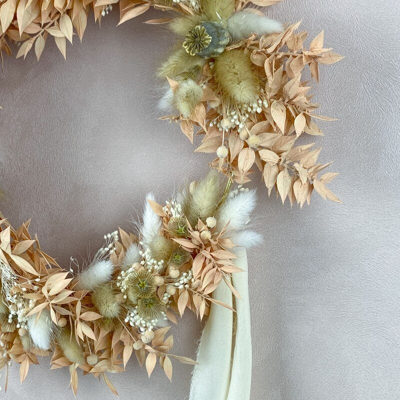 couronne-fleurs-sechees-avec-ruban-cara-couleurs-peche-blanc-creme