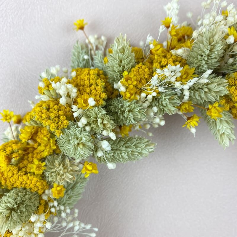 couronne-fleurs-sechees-buccolique-champetre-verte-jaune-blanche