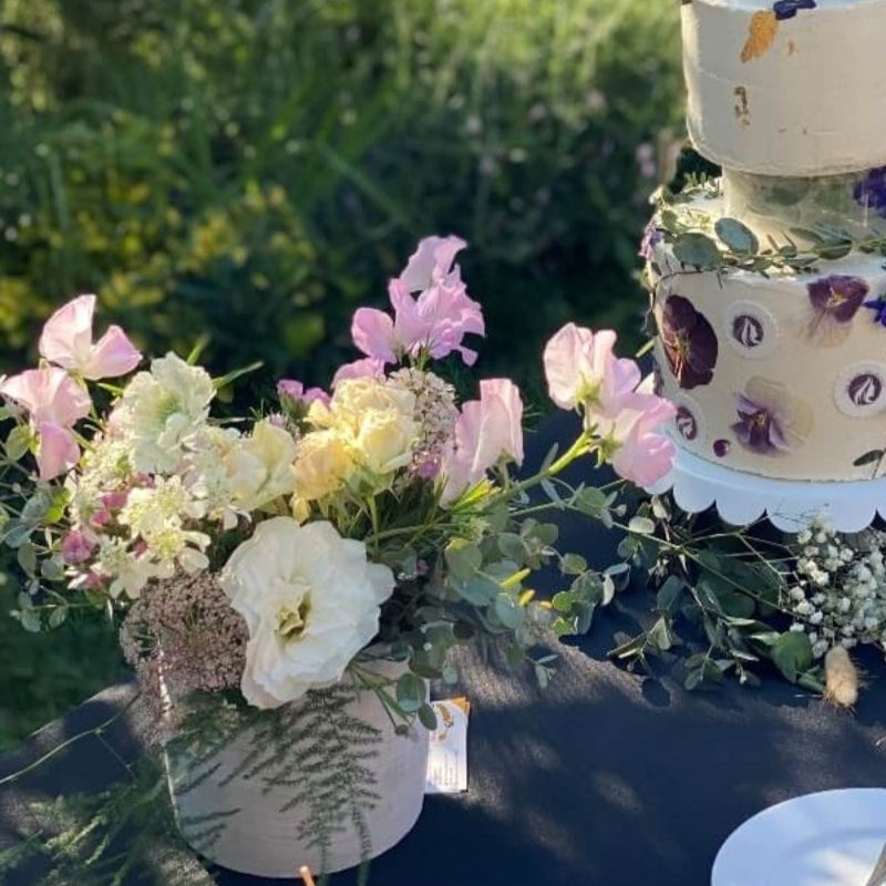 décoration florale du buffet d'une soirée organisée par une marque
