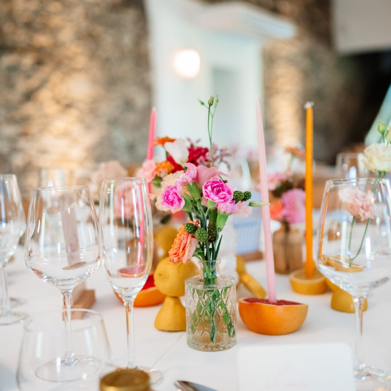 décoration de table vitaminée et joyeuse avec des fleurs et des agrumes pour un mariage à l'italienne au pays basque