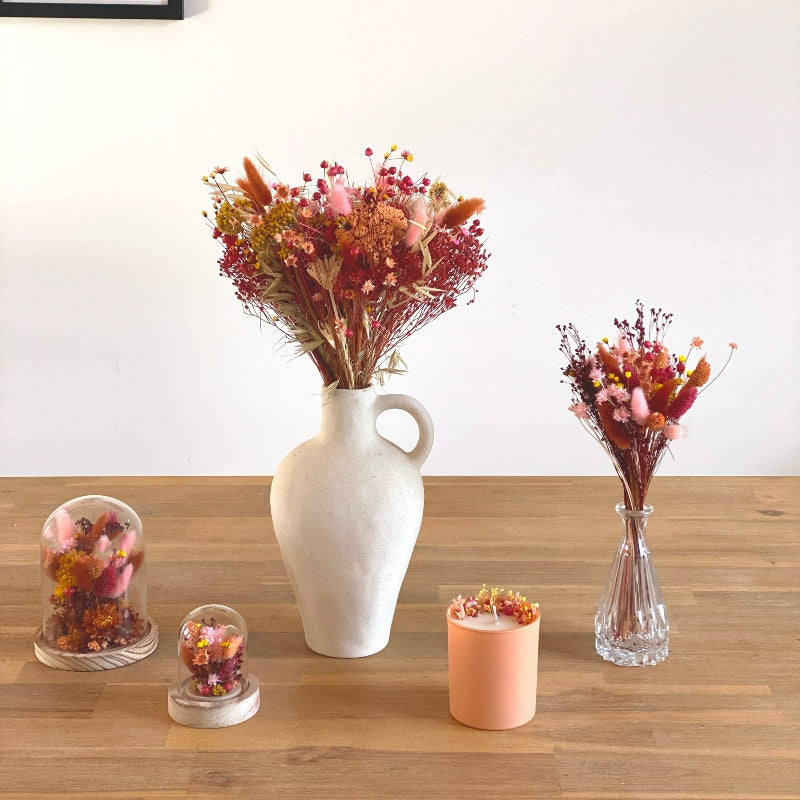 Bouquets de fleurs sechees globes fleuris et bougie fleurie de la collection Roxane dans les coloris terracotta rose rouge et jaune