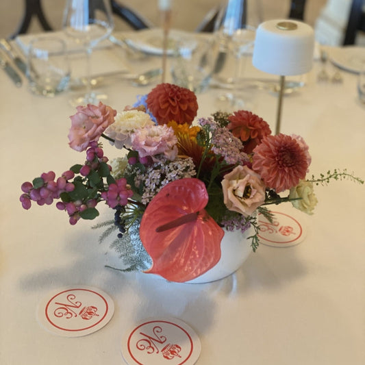 centre de table fleurs de saison pour décorer le diner d'un séminaire d'entreprise