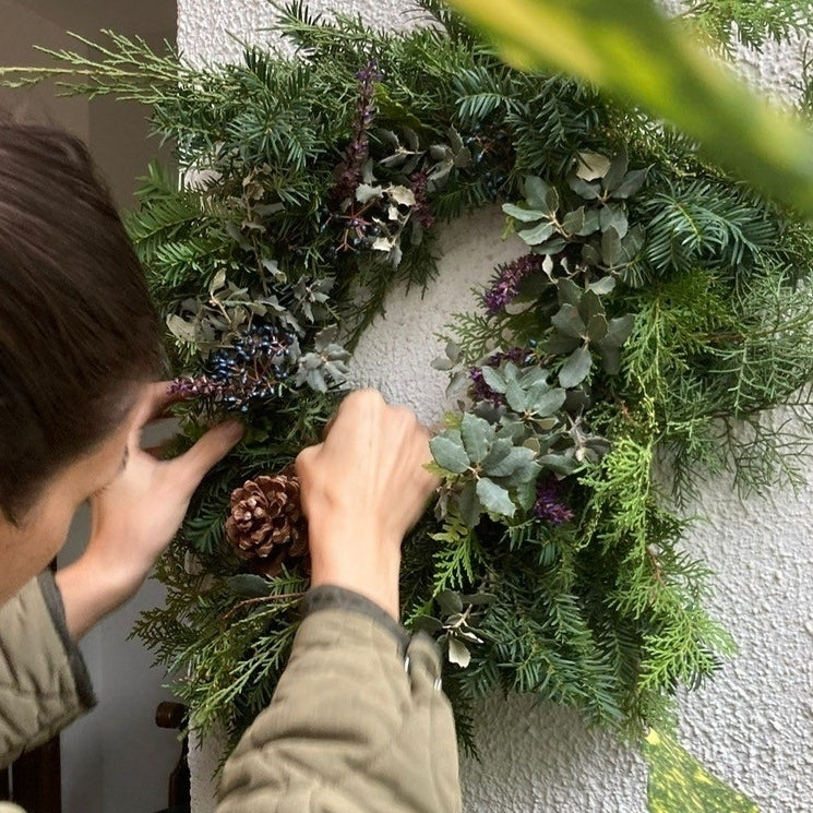 creation d'une couronne de noel pendant un atelier creatif chez Cabane Studio Floral a Anglet
