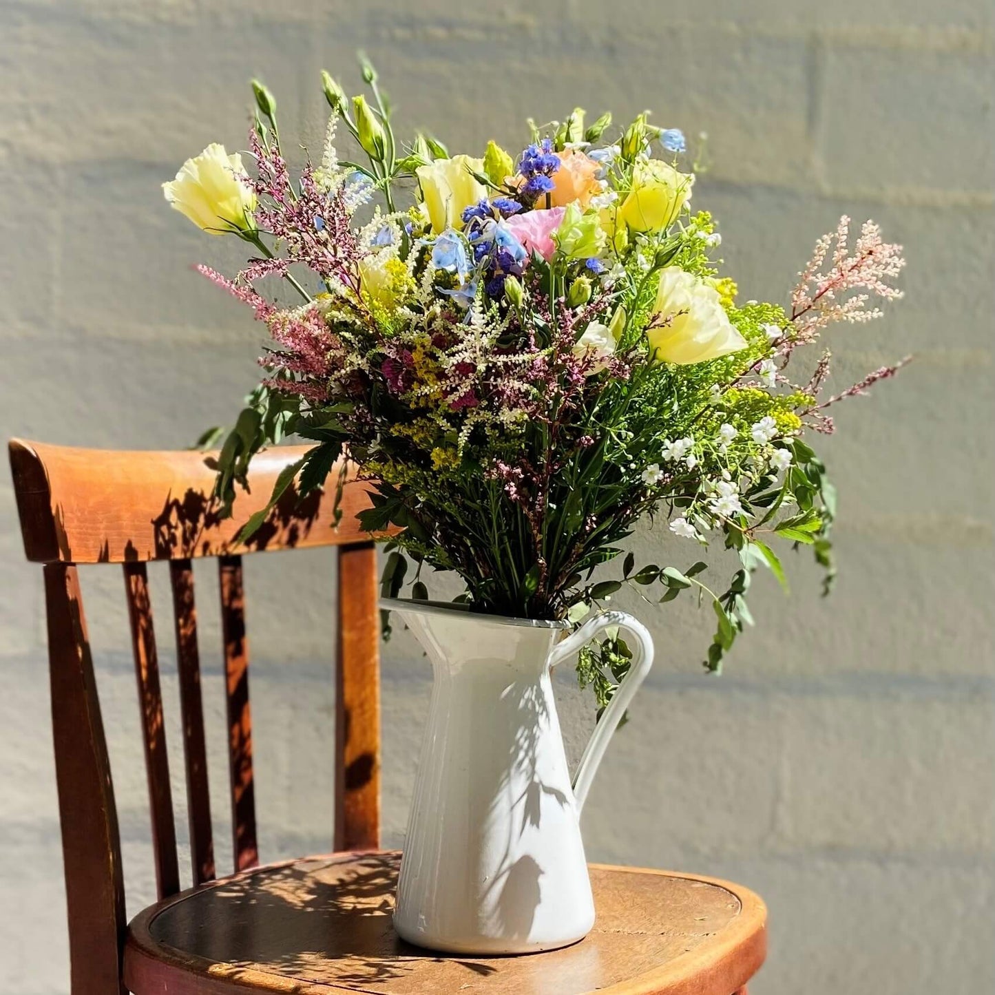 Bouquet de la semaine composé de fleurs de saison taille parfait