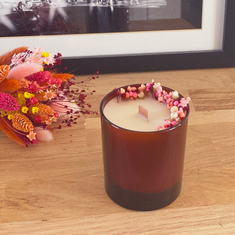 Bougie fleurie dans les tons caramel et rose avec meche en bois