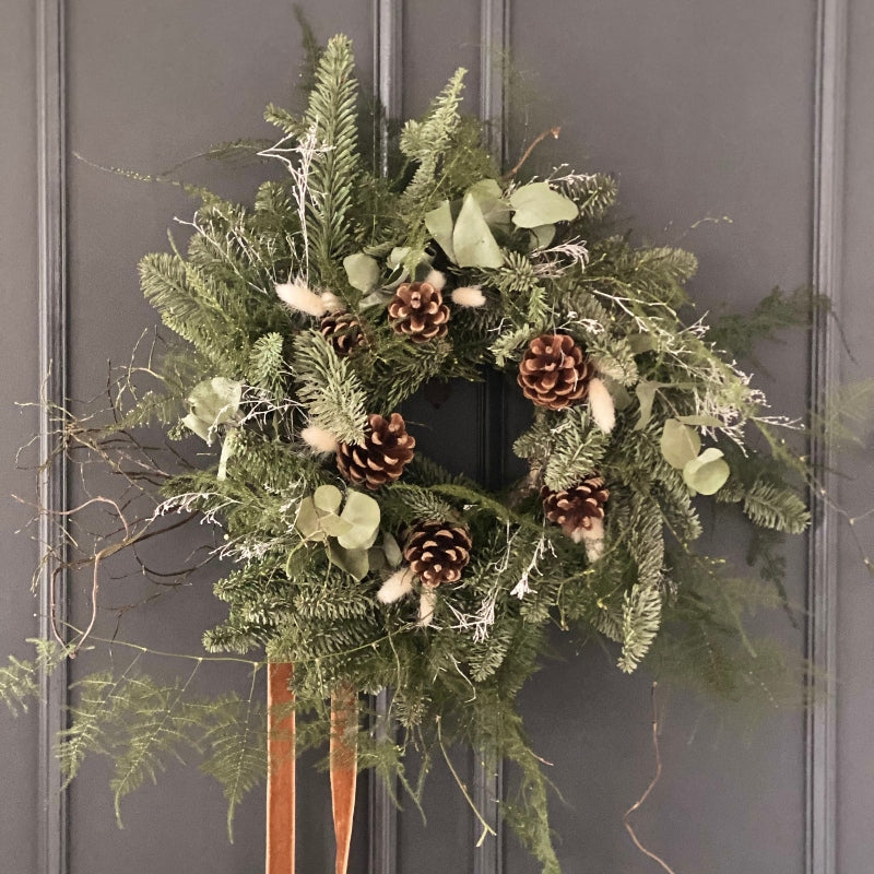 couronne de noël sapin et pommes de pin