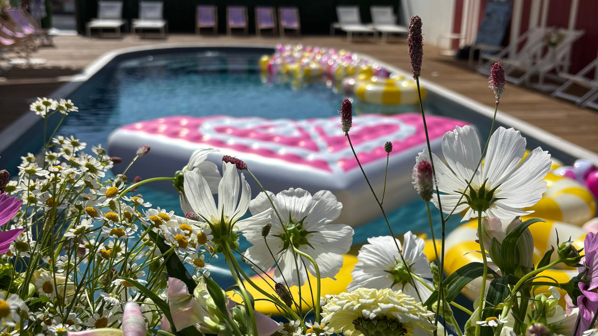 Fleurs pour l'événement Roxy Pool Club · Le Talaia Biarritz | Cabane
