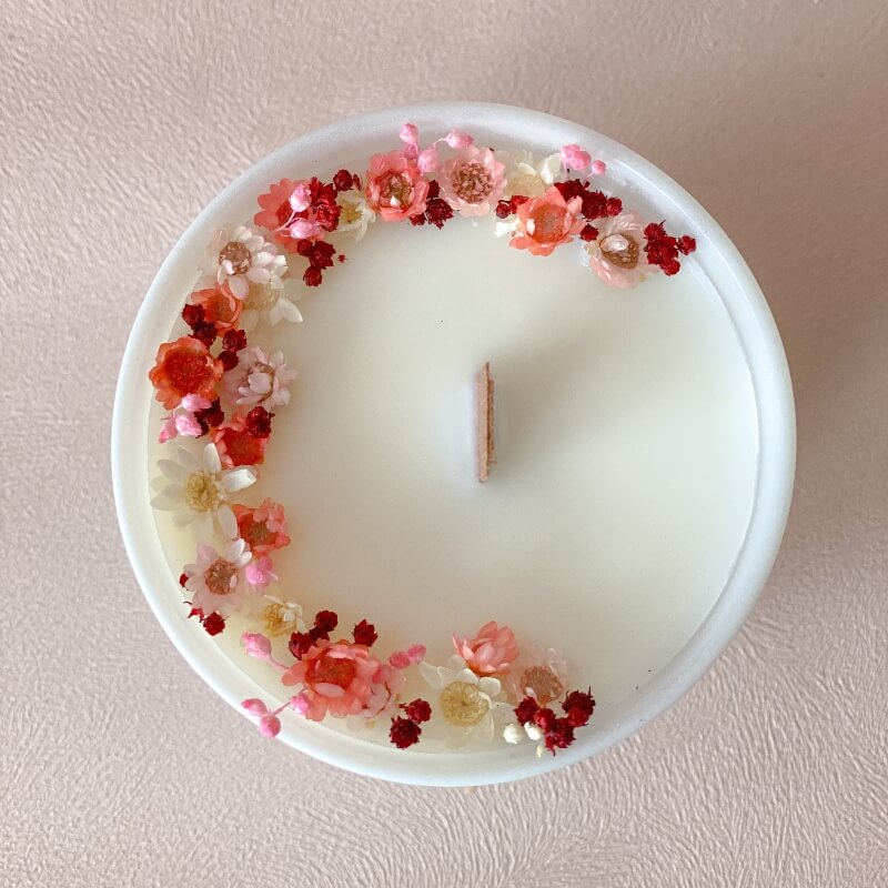 bougie fleurie décorée de petites fleurs séchées roses et blanches