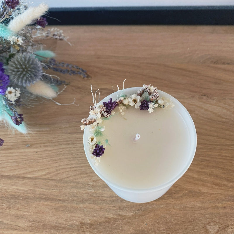 bougie fleurie decoree de petites fleurs sechees dans les tons blanc bleu et violet