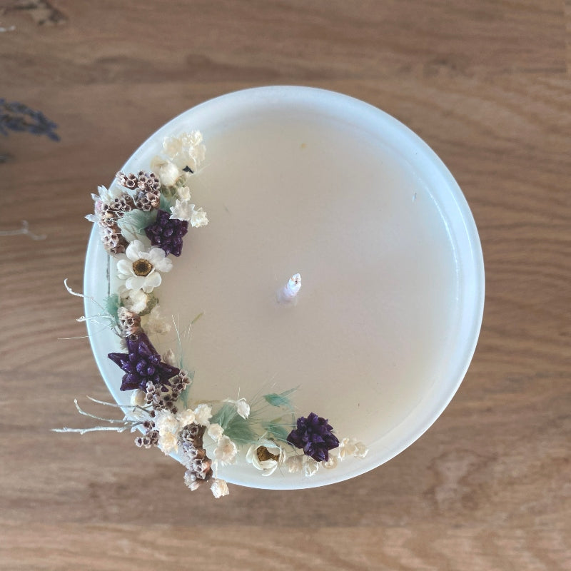 bougie 100% naturelle, decoree de petites fleurs sechees dans les tons blanc bleu et violet