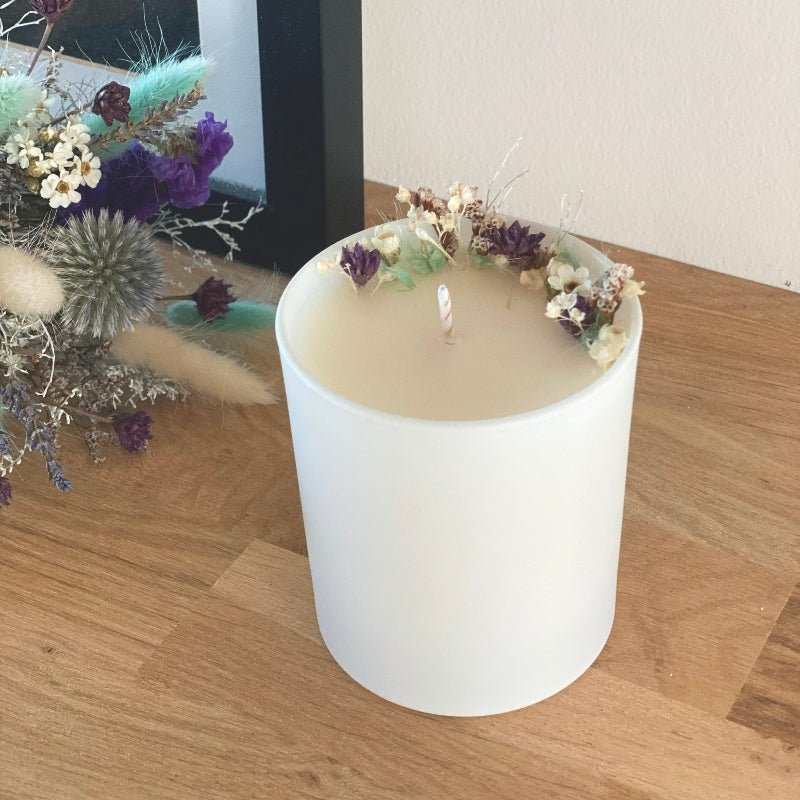 bougie fleurie avec mèche en coton, parfum fleur de coton, decoree de petites fleurs sechees dans les tons blanc bleu et violet