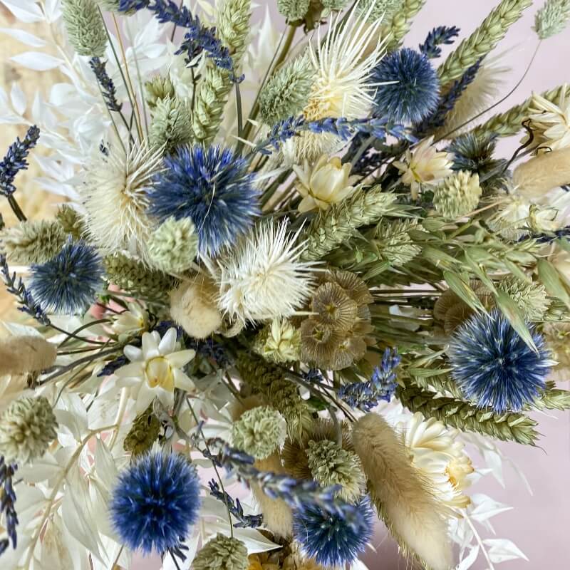 bouquet-fleurs-sechees-basile-bleu-vert-blanc-scabieuse-chardons-ble-ruscus