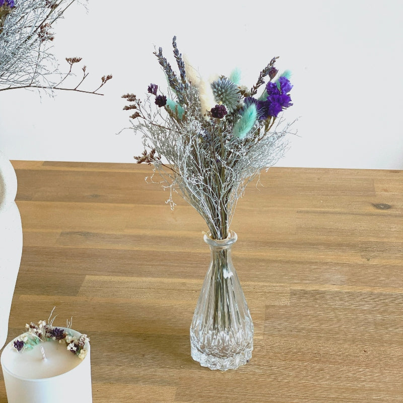 petit bouquet de fleurs séchées bleu d'hiver dans les tons bleu polaire, violet et blanc