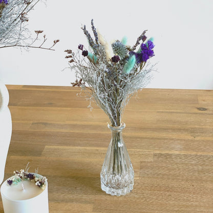 petit bouquet de fleurs séchées bleu d'hiver dans les tons bleu polaire, violet et blanc