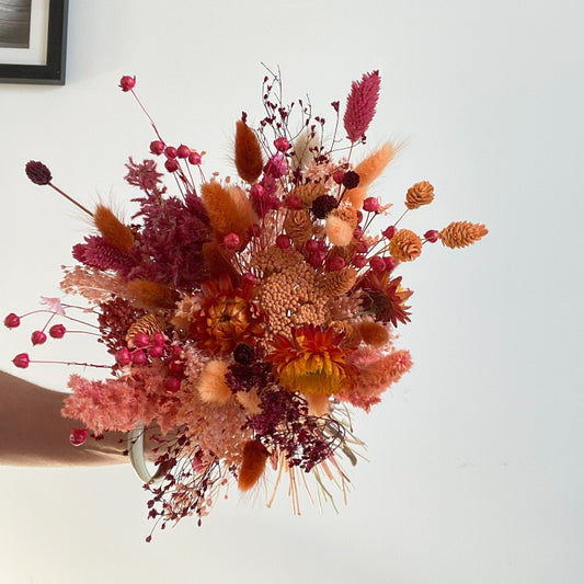 bouquet de fleurs sechees couleurs roses et orangees