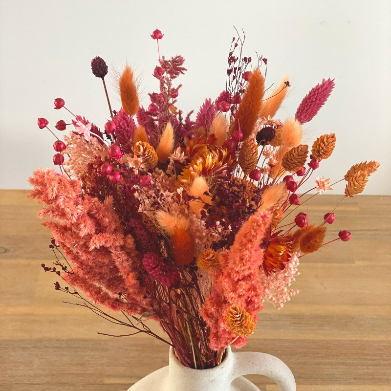 bouquet de fleurs séchées dans les tons rose, orange et terracotta