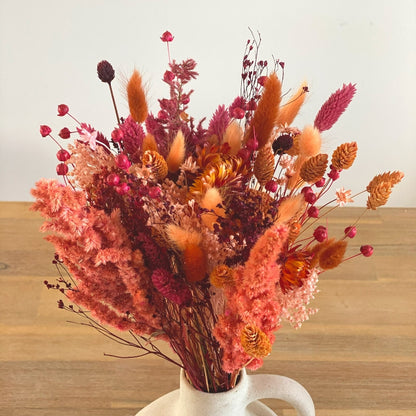 bouquet de fleurs séchées dans les tons rose, orange et terracotta