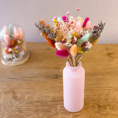bouquet de fleurs sechees samba flora et son vase assorti dans les tons rose bleu orange