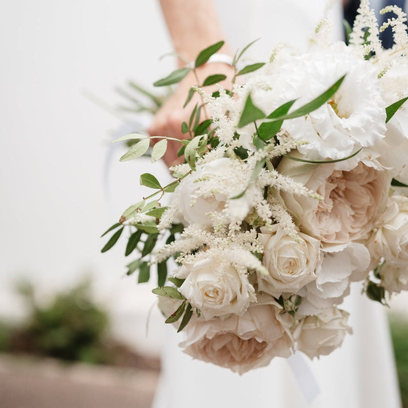 bouquet de mariée dans les tons beige et blanc avec des roses. 