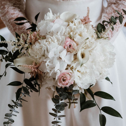 bouquet de mariee blanc avec des hortensias et des touches de roses pour un mariage romantique