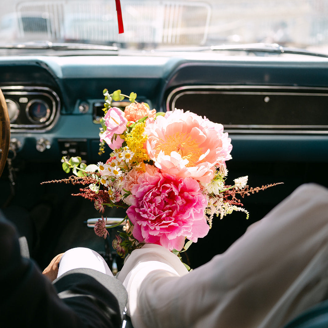 bouquet de mariee pour un mariage au printemps tres colore avec pivoines