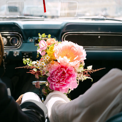 bouquet de mariee pour un mariage au printemps tres colore avec pivoines