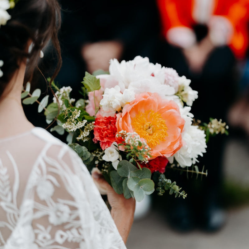 bouquet de mariee de printemps style naturel avec grosses pivoines