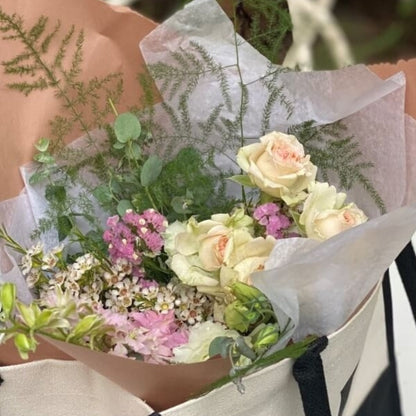 bouquet de fleurs dans un sac cadeau pour les participants d'un salon professionnel