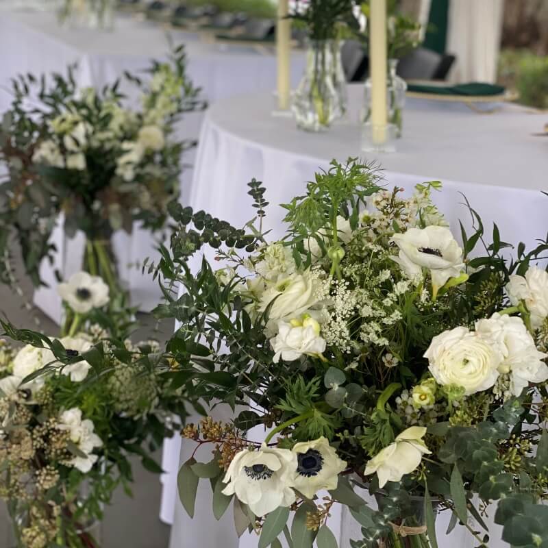 gros bouquets pour décorer la table des mariés theme blanc et vert 