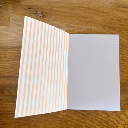 interieur du carnet alma de cabane studio floral avec couvertur rayee pastel et pages blanches