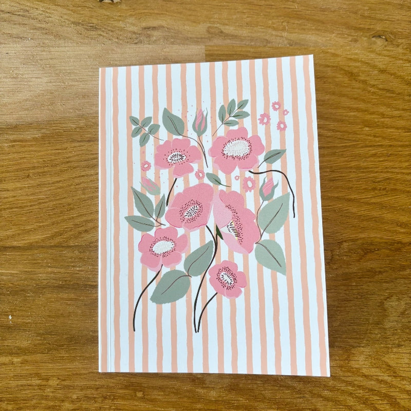 petit carnet a6 avec illustration florale syle aquarelle dans les tons roses sur rayures