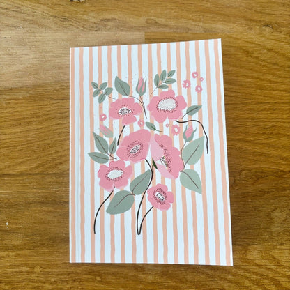 petit carnet a6 avec illustration florale syle aquarelle dans les tons roses sur rayures